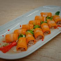 可能是壽司、生魚片和煙燻鮭魚的圖像