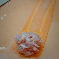 可能是義大利麵、生魚片、蛋黃和壽司的圖像