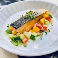 可能是生魚片和煙燻鮭魚的圖像