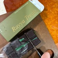 可能是巧克力棒和顯示的文字是「 Bar Chocolate Pistachio Treats ไทร Hazelnut Hazelnut RasyaBeker Rasya Meker Rayya 」的圖像