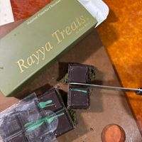 可能是甜點、巧克力棒和顯示的文字是「 Bar Chocolate Pistachio Pistachio Treats ট Rayya Hazelnut Hazelnut Bakes Rayya Raya 」的圖像