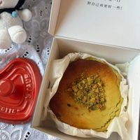可能是舒芙蕾、戚風蛋糕和顯示的文字是「笑一下， 笑一下,曜一口 唱一口 對自己再更好一點！ 국 0 」的圖像