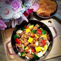 可能是豆煮玉米、北非小米飯、豆腐、炒飯、西班牙大鍋飯和文字的圖像
