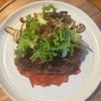 可能是肉排、香菇和文字的圖像