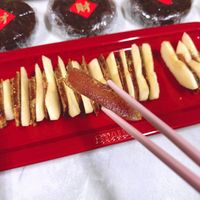 可能是香菇、椰子馬卡龍、麵包棒和顯示的文字是「 staub 財 財 MIH 」的圖像
