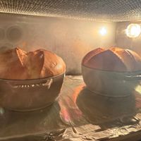 可能是黑麥麵包、巴布卡麵包和舒芙蕾的圖像