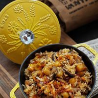 可能是炒飯、牧羊人派、北非小米飯和文字的圖像