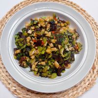 可能是香菇、豆腐、蘋果和莙薘菜的圖像