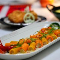可能是壽司、煙燻鮭魚、生魚片和豆腐的圖像