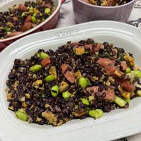 可能是豆腐、炒飯和豆煮玉米的圖像