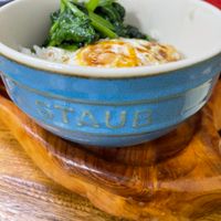 可能是粥、水波蛋和顯示的文字是「 STAUB U AUB S 」的圖像