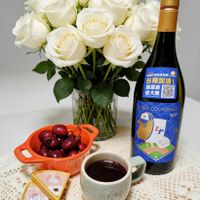 可能是葡萄酒、櫻桃和文字的圖像