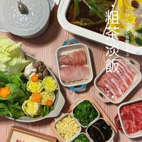 可能是‎豆腐、火鍋和‎顯示的文字是「 ‎STAUB STAUB STAUD STAUS 安 か 農 と 粗雪 粗 云 U ۲ 茶 青 な ا،ا 空 次 ぶ 飯 SUUS entA antS SANSS 營業中 መስክም‎ 」‎‎ 的圖像