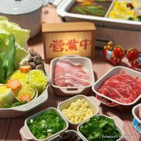 可能是‎豆腐、火鍋和‎顯示的文字是「‎營業中 كومت BNVLS TAUD 담까 FOR Rebecca's Rebecca'sHedonism Hedonism‎ 」‎‎ 的圖像