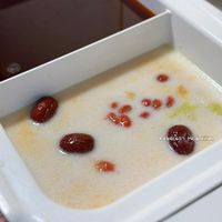 可能是粥、甜點、龍眼和顯示的文字是「 Rebecsa's Hedonism 」的圖像
