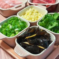 可能是火鍋、香菇和顯示的文字是「 Rebecca'sHedonism Rebecca's Hedonism SAAUS P 」的圖像