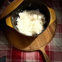 可能是木湯匙、刀和北非小米飯的圖像
