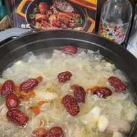 可能是火鍋和顯示的文字是「籃鐵鍋 家料理3.0 23.0 Delicious Delicionyday Everyday 家料 台式 台式 Olive.CF CF 」的圖像