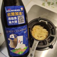 可能是拉麵和顯示的文字是「 WBC棒球經典賽 WBC棒珠經典賽MB 2026 2026 台灣加油！ 加油！ 憑發票 抽大獎 2026:01/09-2026/03/17 2026/01 01/0 /09- 9- 2026/03/17 109 EPETIT COCHONNE COCHONNET Leco 0c0 Ip Lp STAUB 」的圖像