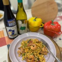 可能是蝦、義大利麵、西班牙大鍋飯和炒飯的圖像