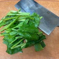 可能是莙薘菜、刀和綠葉甘藍的圖像
