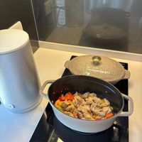可能是慢燉鍋和食物的圖像