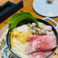 可能是拉麵、香菇、火鍋、豆腐、麵和顯示的文字是「 STAUDE STAUB OVLS 」的圖像