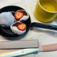 可能是甜點、刀和文字的圖像