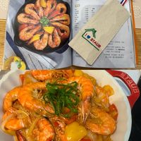 可能是西班牙大鍋飯和文字的圖像