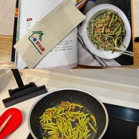可能是義大利麵、炒麵和文字的圖像