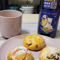 可能是燕麥餅乾、餅乾、半圓形餡餅和文字的圖像