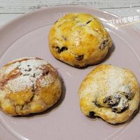 可能是半圓形餡餅、蛋糕、巴布卡麵包和文字的圖像