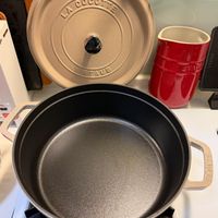 可能是鬆餅機和顯示的文字是「 LA A COCOTTE GUCO STAUB LAUB 」的圖像