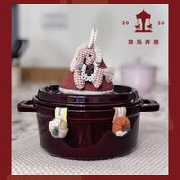 可能是顯示的文字是「 YEAR YEAROFTHEHORSE OF THE HORSE 20 CI 4 26 舞馬奔騰 ιΌυ WOS NO PLUM& CHERRY BLOSSOM Festival FistivalCollectien Collection 」的圖像
