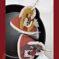 可能是懶猴、大象和顯示的文字是「 YEAR YEAROFTHEHORSE OF THE HORSE CHEI LUNIE yertm PLONKCHERRYRL.OSSOM PLU PLUM& PLUM&CHERRY.RLOSSO CHERRY BLOSSOM FestivalCollection Festival Collection M& CHER 」的圖像