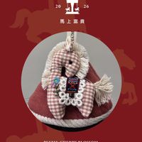 可能是花邊、餐巾環、蕾絲和顯示的文字是「 YEAR YEAROFTHEHORSE OF THE HORSE 20 26 馬上富貴 நெத்பலா் PLUM&CHERRYBLOSSOM PLUM& CHERRY BLOSSOM FestivalCollectie. Festival Callection 」的圖像