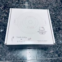 可能是熱水器和顯示的文字是「 LA COCOTTE STAUB STAUB STAUB Helloritty Hello ritty x STAUB FABRIQUÉENFRANCE FABRIQUE N FRANCE MADE MADEINFRANCE IN RANCE 」的圖像