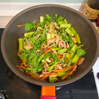 可能是莙薘菜和炒麵的圖像