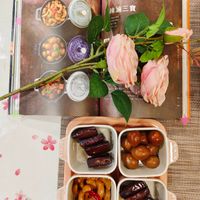 可能是巧克力棒、椰子馬卡龍和文字的圖像