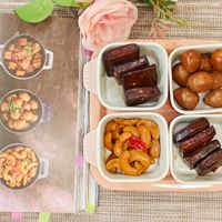 可能是巧克力棒、椰子馬卡龍和顯示的文字是「 COCOTTE COCOT STAUD EU7IS 글 GU 星 STAUE 9117AS 」的圖像