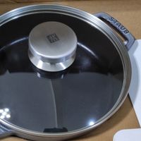 可能是顯示的文字是「 STAUB STAUB 效 ZWILLING ZWILLING ZWILLING ZWILLING不沾編乳 ZWILLING不沾鍋具 不沾鍋具 使用說明」的圖像