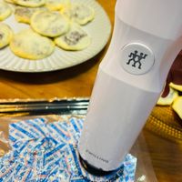 可能是燕麥餅乾、飲料、矢車菊和文字的圖像
