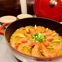 可能是煙燻鮭魚和西班牙大鍋飯的圖像