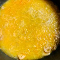 可能是麵、炒麵和歐姆蛋的圖像