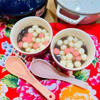 可能是甜點、粥、龍眼和顯示的文字是「 STAUB C66ς SUAUE STAUB 」的圖像