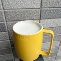 可能是咖啡杯、咖啡機、咖啡和顯示的文字是「 3:49 < 住家 2025年11月4日 11月4日 上午 2025年11月4日上午6：50 2025年 上午6:50 6:50 YAUB III 」的圖像