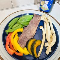 可能是肉排、香菇和顯示的文字是「抽大獎 OOHOET EPETIT EPETTCOC COCHONNET CHONNET ደ Lp O) 」的圖像