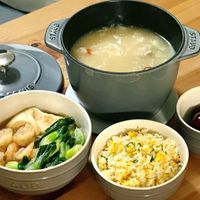 可能是火鍋、豆腐和顯示的文字是「 STAVa STALB H 忌 STAUB 」的圖像