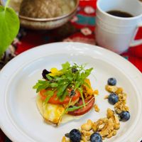 可能是英式瑪芬、水波蛋和煙燻鮭魚的圖像