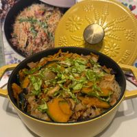 可能是炒飯、西班牙大鍋飯和文字的圖像